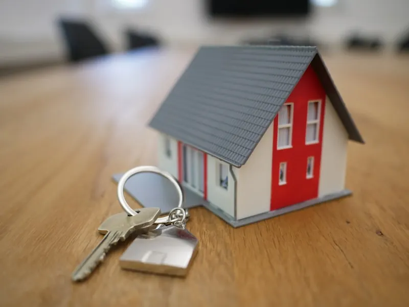 住宅・不動産業界の仕事を象徴する家と鍵