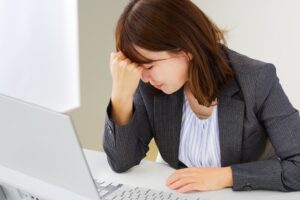 今の働き方は、あなたを削っていないか。金融事務・残業なしの環境で手に入る、家庭と仕事の境界線