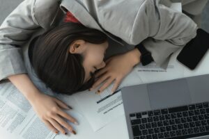 常に納期に追われ、子供の寝顔しか見られない日々。Web制作の現場で「自分らしさ」を取り戻すための整理術