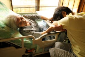 50代、介護と仕事の両立に疲れたら。物流経験を活かす「1時間単位」の働き方